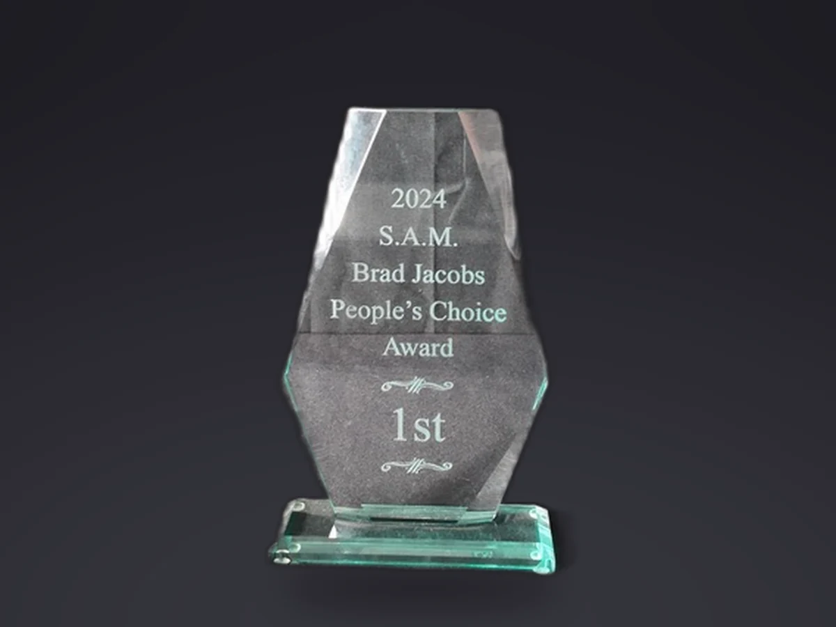 The 2024 S.A.M. Brad Jacobs People's Choice first-place glass award won by Michael Bloemeke.